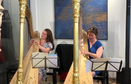 Petra et Anneleen essaient des harpes au salon de Camac Nederlands