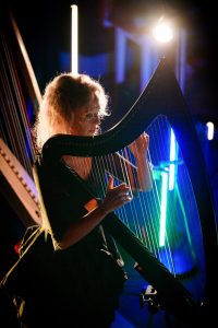 Ruth Wall joue de sa harpe Camac Electro, photo : Steve Tanner