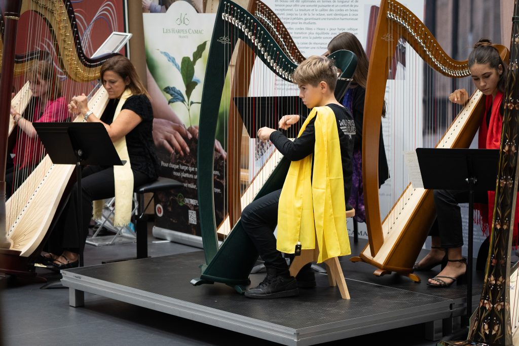 Young flashmob participans try our new Lancelot harp! © Cedric DE BRUYN