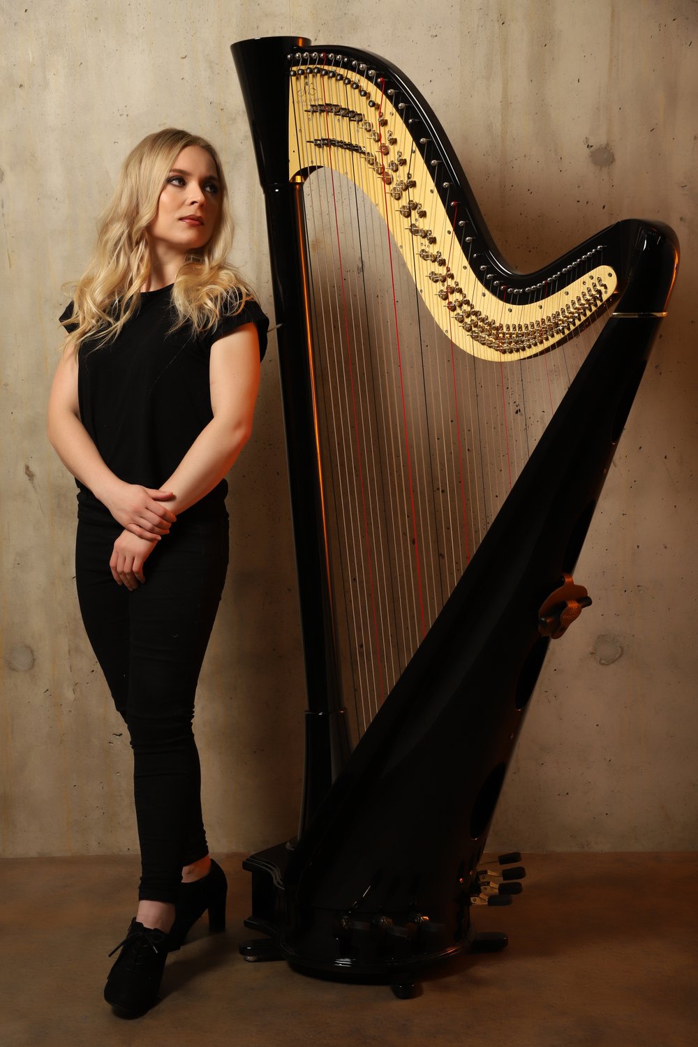 Catriona with her distinctive Little big blue harp © Tatiana Gorilovsky 