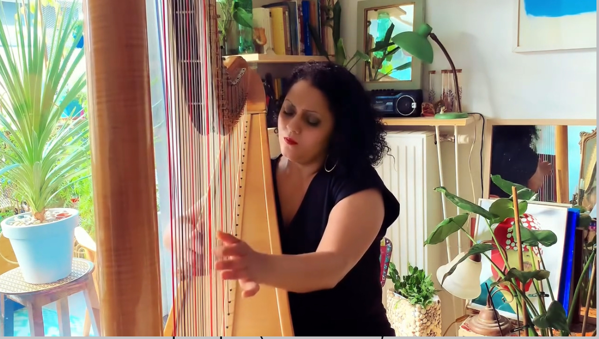 Nabila travaille sur une madeleine dans son atelier.